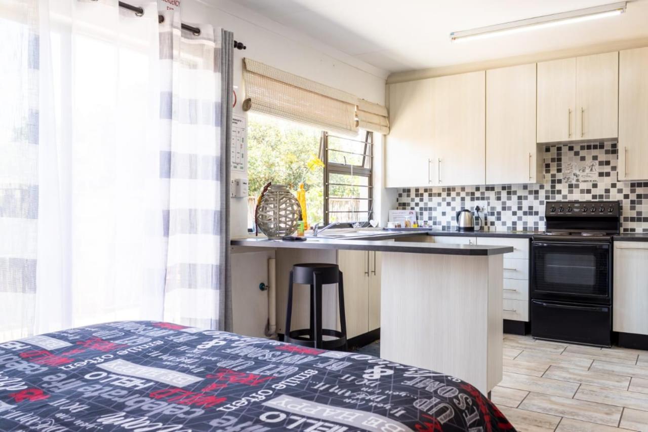 Mykhaya-Your Home Away From Home Kempton Park Exterior foto